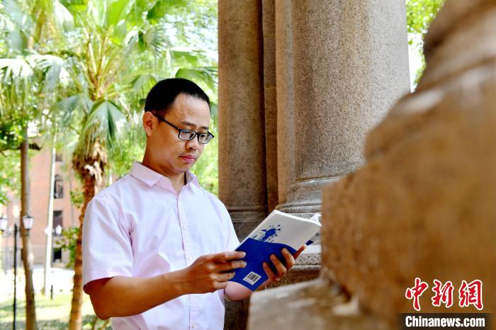 圖為福建師范大學(xué)教育學(xué)院臺灣教師陳昭志正在看書(shū)。　呂明 攝