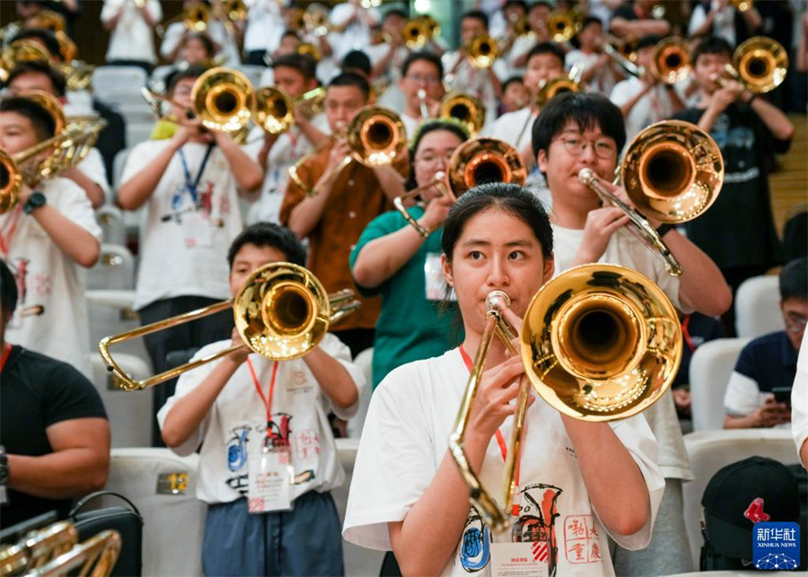 8月1日，在第九屆中國國際低音銅管藝術(shù)節的一場(chǎng)公益大師課上，低音銅管樂(lè )器愛(ài)好者在練習長(cháng)號。新華社記者 劉潺 攝