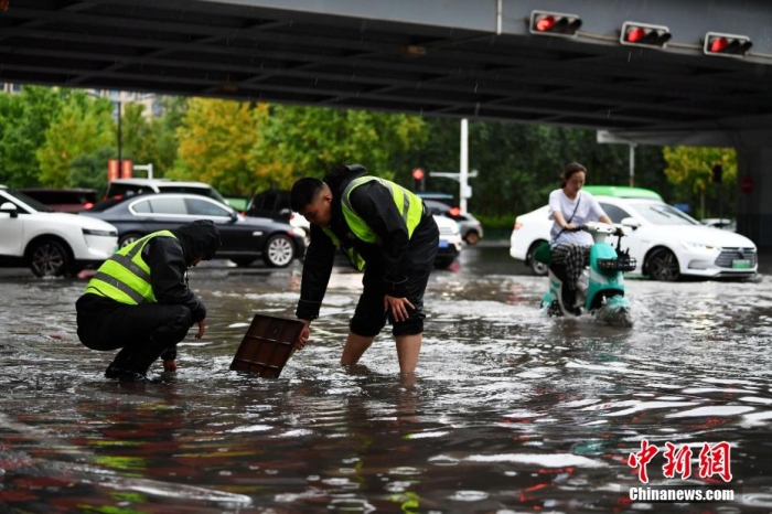 7月30日，河北省持續發(fā)布暴雨紅色預警信號。受今年第5號臺風(fēng)“杜蘇芮”殘余環(huán)流影響，7月28日以來(lái)，地處華北地區的河北省大部出現降雨。30日17時(shí)，該省氣象臺發(fā)布當日第三次暴雨紅色預警信號。石家莊市城區不少區域積水嚴重，城管、環(huán)衛、園林、市政等部門(mén)緊急出動(dòng)，聯(lián)合疏堵保暢，筑牢防汛安全屏障。圖為石家莊裕華區城管局防汛隊員對沿街收水井進(jìn)行雜物清理，以保證排水暢通。翟羽佳 攝