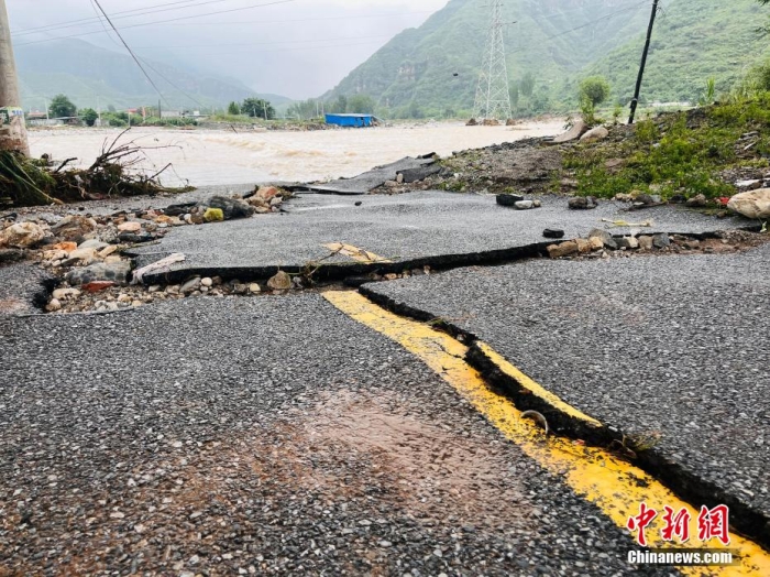 受臺風(fēng)“杜蘇芮”影響，7月29日至8月1日，河北省淶水縣普降暴雨，持續強降雨和強風(fēng)天氣引發(fā)洪水險情。連日來(lái)，當地組織數千人搶險救援隊伍，集中力量加快排水、清理路面、救援拋錨車(chē)輛、搶修倒伏電線(xiàn)桿等工作。8月1日，方便面、飲用水、火腿腸、面包等首批調撥救災物資送抵救災一線(xiàn)，并于當天發(fā)放到受災群眾手中。目前，淶水縣受損交通、電力、通信等基礎設施正在加緊搶修，山區受困人員已分批轉移，各項搶險救災工作正在有序進(jìn)行中。圖為淶水縣婁村鎮南安莊村被洪水沖毀的路面。(文/呂子豪 楊猛)李金璐 攝