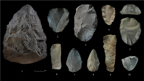 石制品 1.手斧 2、4、5.勒瓦婁哇石核（循環(huán)剝片法、優(yōu)先剝片法）3.勒瓦婁哇石葉石核 6.勒瓦婁哇石葉 7、8.勒瓦婁哇尖狀器 9.石葉 10.錐形石葉石核。中肯聯(lián)合考古隊供圖