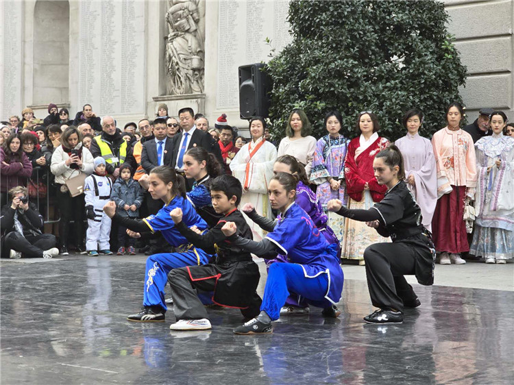 當地武術(shù)學(xué)院進(jìn)行武術(shù)表演。張錫琪攝