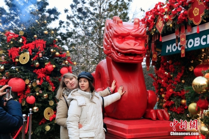 當地時(shí)間2月9日，中國農歷新年慶祝活動(dòng)啟動(dòng)儀式在莫斯科市中心的卡梅爾格爾斯基巷舉行。中國駐俄大使張漢暉，俄羅斯外交部發(fā)言人扎哈羅娃，以及俄羅斯文化部和莫斯科市政府官員出席。慶祝活動(dòng)將持續至18日。圖為當地民眾在特維爾廣場(chǎng)與龍雕塑合影。