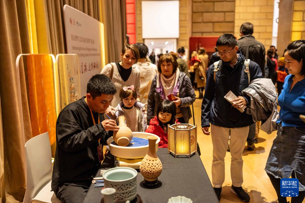 2月11日，參觀(guān)者在美國費城藝術(shù)博物館舉行的龍年迎新春活動(dòng)上觀(guān)看瓷器制作。新華社發(fā)（周煥新攝）