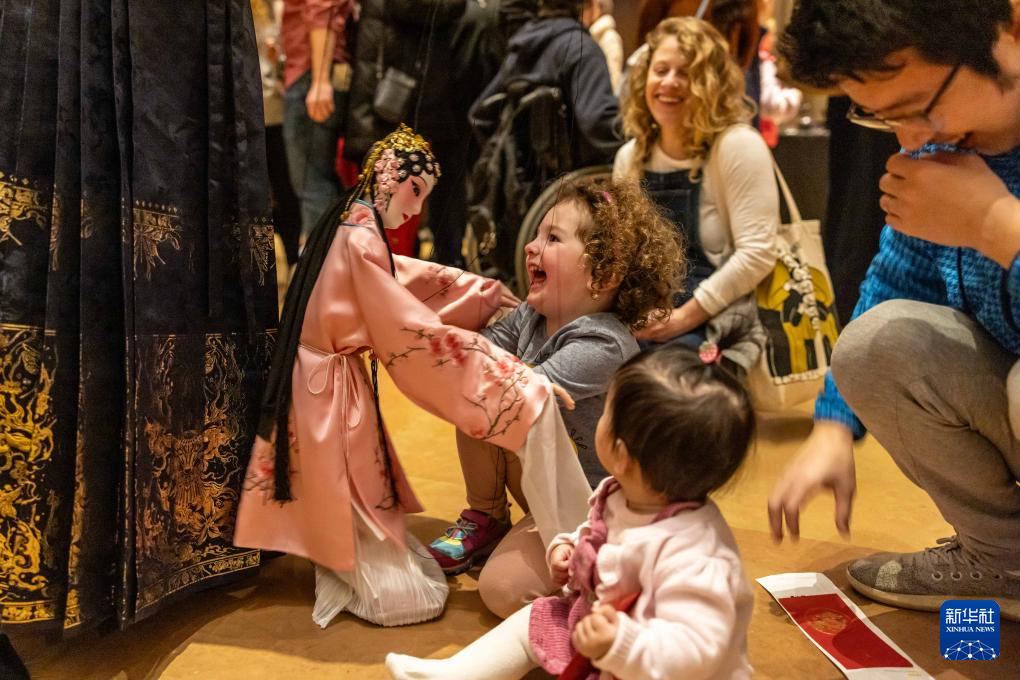 2月11日，孩子們在美國費城藝術(shù)博物館舉行的龍年迎新春活動(dòng)上體驗木偶戲。新華社發(fā)（周煥新攝）