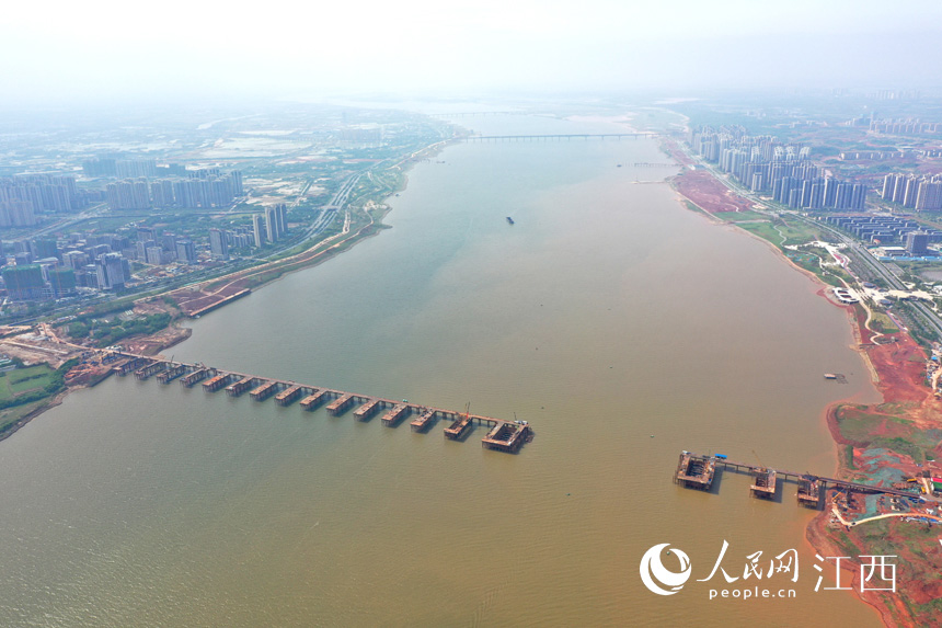 航拍九龍湖過(guò)江大橋，該橋是南昌第七座跨贛江通道。 人民網(wǎng) 時(shí)雨攝