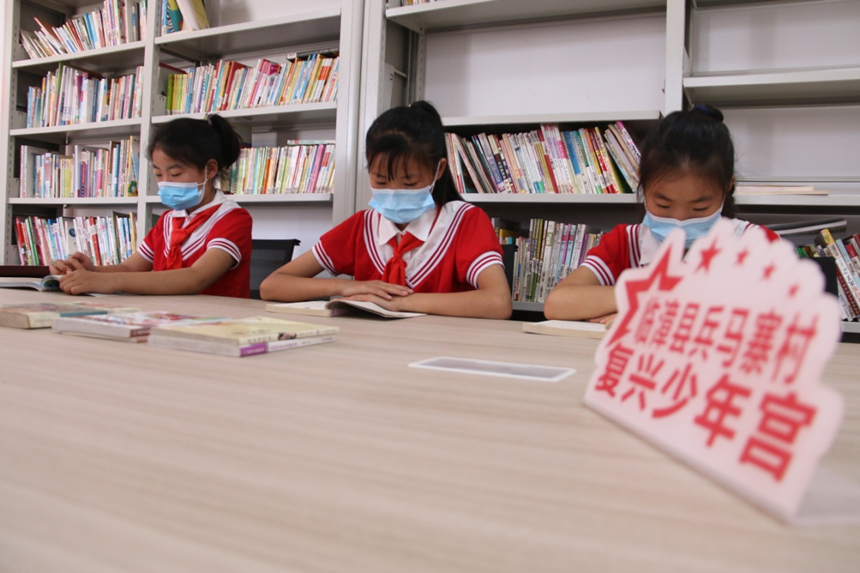 河北省臨漳縣柏鶴集鄉兵馬寨村復興少年宮，孩子們在閱覽室讀書(shū)。 申志好攝