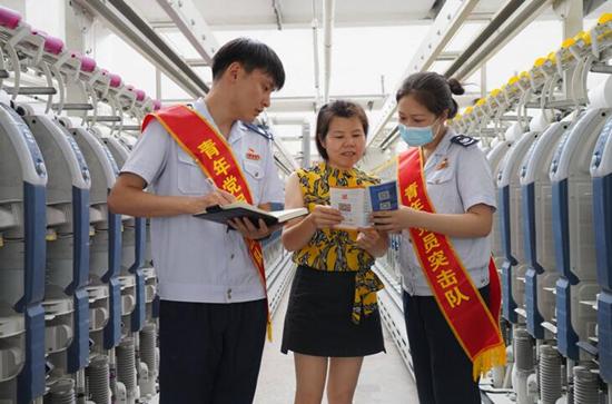 國家稅務(wù)總局常德市西洞庭西湖管理區稅務(wù)局成立青年黨員突擊隊，走進(jìn)常德銀駿紡織有限公司等企業(yè)送政策、問(wèn)需求、解難題。受訪(fǎng)單位供圖