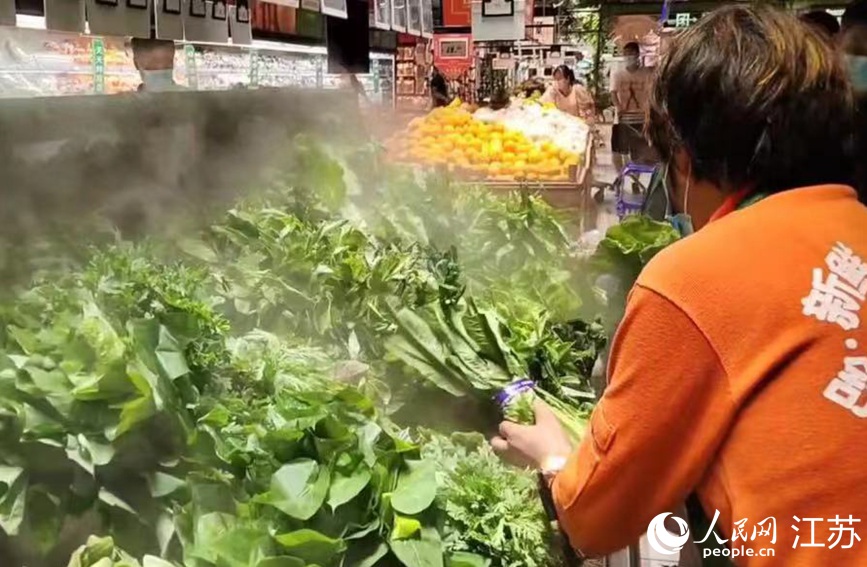 在大潤發(fā)長(cháng)江北路店里，果蔬、肉蛋等生活必需品種類(lèi)齊全，供應充足，市民正有序選購。無(wú)錫市委網(wǎng)信辦供圖