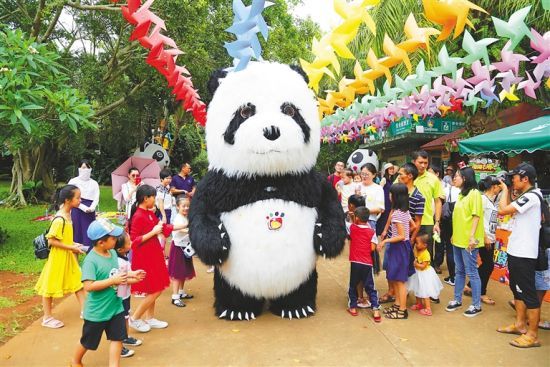 5月2日上午，“五一”小長(cháng)假的第二天，海口熱帶野生動(dòng)植物園迎來(lái)客流小高峰，園區里可愛(ài)的“大熊貓”造型吸引眾多小游客。海南日報記者 張茂 通訊員 熊麗 攝