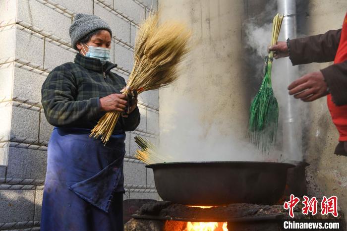 圖為拉薩手藝人制作年貨“羅薩梅朵”。　貢嘎來(lái)松 攝