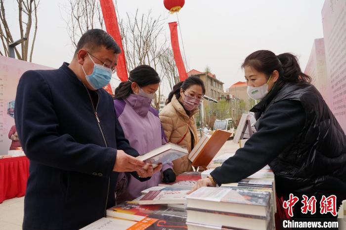 圖為民眾在活動(dòng)現(xiàn)場(chǎng)購(gòu)書(shū)。　馬銘言 攝