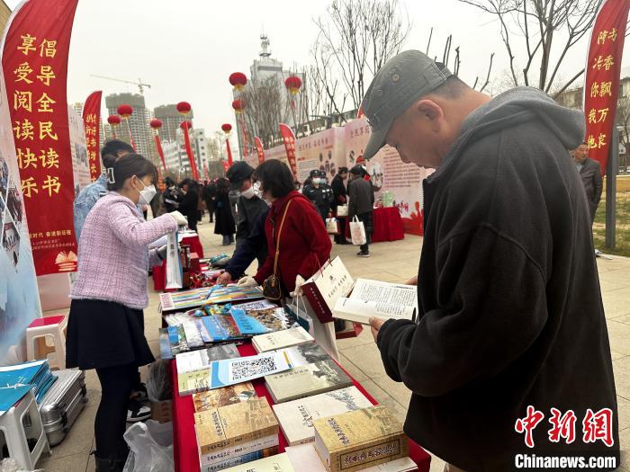 圖為民眾在活動(dòng)現(xiàn)場(chǎng)讀書(shū)、購(gòu)書(shū)。　李雋 攝