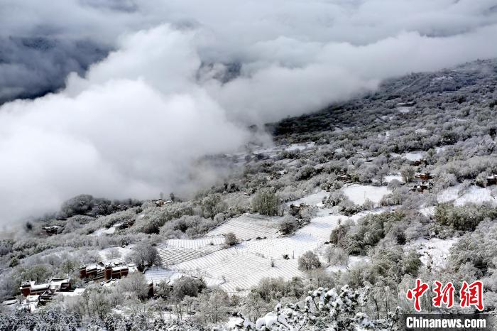 雪后的丹巴半山云霧繚繞。　李永安 攝