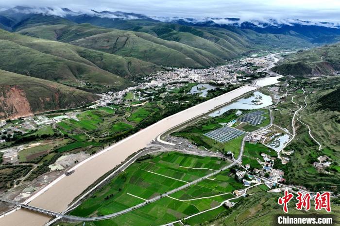 航拍大山下、鮮水河畔的道孚縣城全景。　劉忠俊 攝