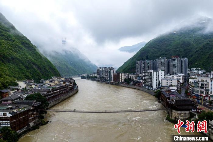 航拍雨中大渡河上的瀘定橋。　劉忠俊 攝