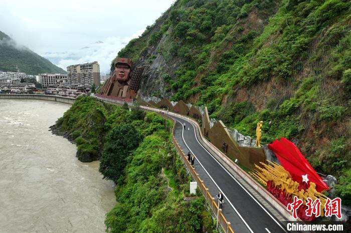 航拍甘孜州長(cháng)征國家文化主題公園一角。