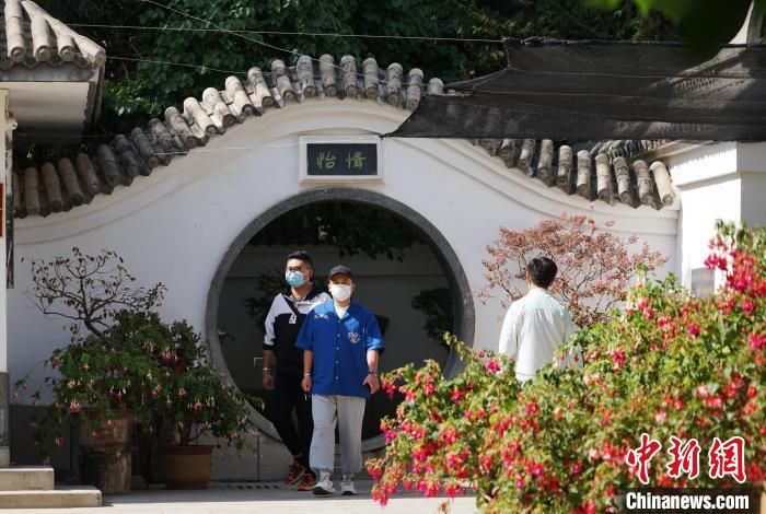 圖為市民在西寧園林植物園內觀(guān)花賞景。　馬銘言 攝