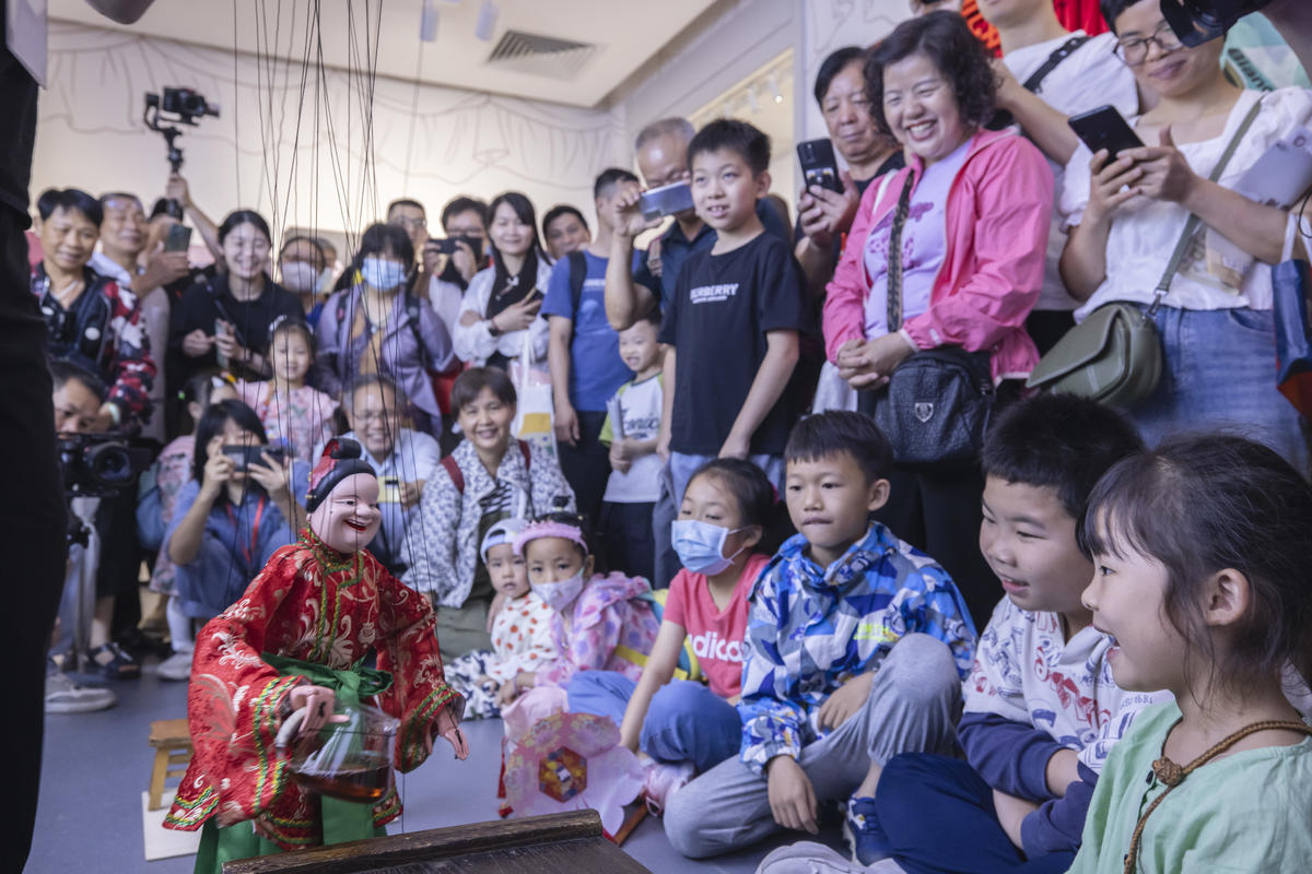 5月1日，廣州市白鵝潭大灣區(qū)藝術(shù)中心非物質(zhì)文化遺產(chǎn)館內(nèi)，精彩的梅縣提線木偶戲表演吸引了眾多游客駐足觀賞。 來源：人民圖片網(wǎng)