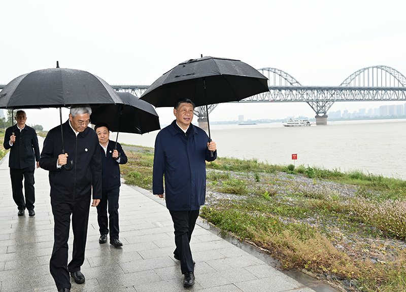 2023年10月10日至13日，中共中央總書記、國(guó)家主席、中央軍委主席習(xí)近平在江西考察。這是10日下午，習(xí)近平在長(zhǎng)江國(guó)家文化公園九江城區(qū)段考察時(shí)，冒雨沿江堤步行察看沿岸風(fēng)貌。新華社記者 謝環(huán)馳 攝