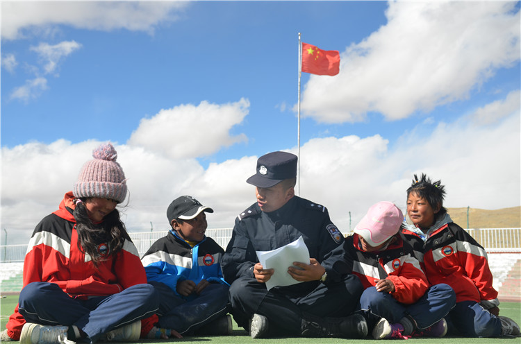 圖為帕羊邊境派出所民警在轄區(qū)學(xué)校宣講全會(huì)精神。李忠勤 攝_副本.jpg