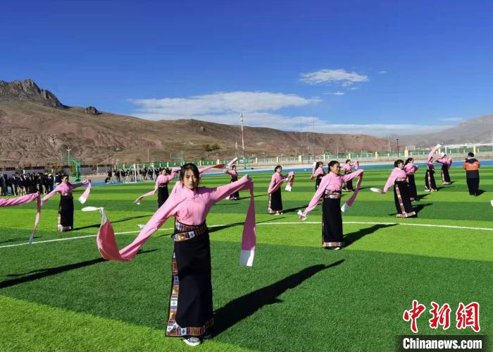 圖為青海師范大學(xué)附屬玉樹(shù)實(shí)驗(yàn)學(xué)校學(xué)生在綠茵場(chǎng)跳起囊謙古舞—卓根瑪。　白劼 攝