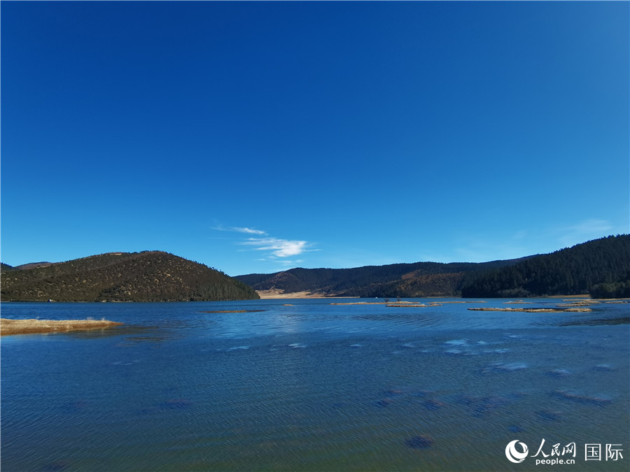 香格里拉國(guó)家公園景區(qū)內(nèi)，被譽(yù)為“高原仙子”的屬都湖。人民網(wǎng)記者 杜明明攝