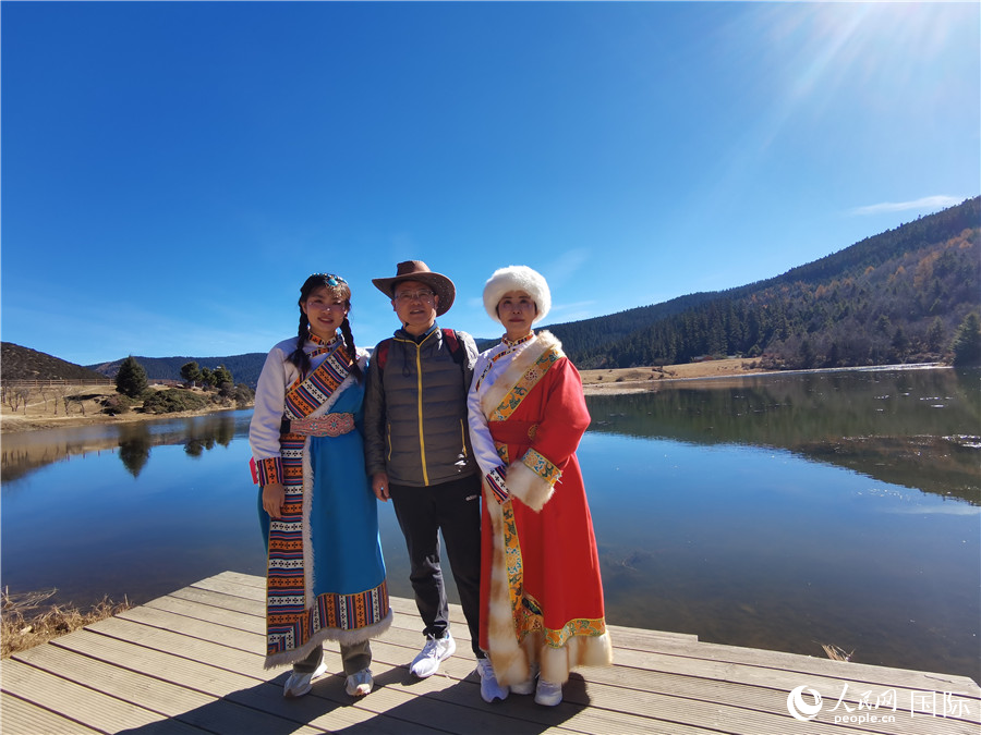 來(lái)自安徽合肥的一家三口在香格里拉國(guó)家公園景區(qū)內(nèi)拍照留念。人民網(wǎng)記者 杜明明攝