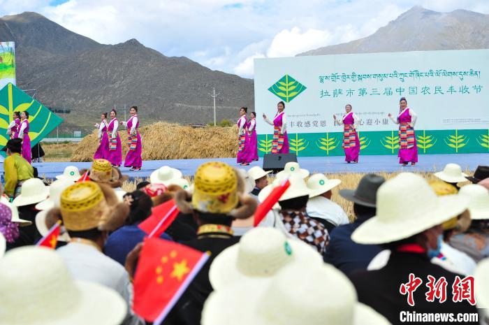 圖為農(nóng)牧民在欣賞文藝表演。　張偉 攝