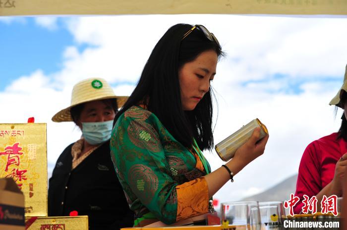 圖為拉薩市民在特色農(nóng)畜產(chǎn)品展示展銷會上選購商品。　張偉 攝