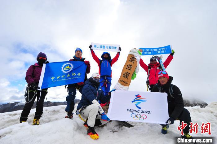 圖為5日，登山者在洛堆峰頂合影。　張偉 攝