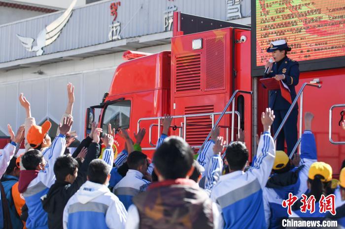 圖為民眾參與消防知識問答。　何蓬磊 攝