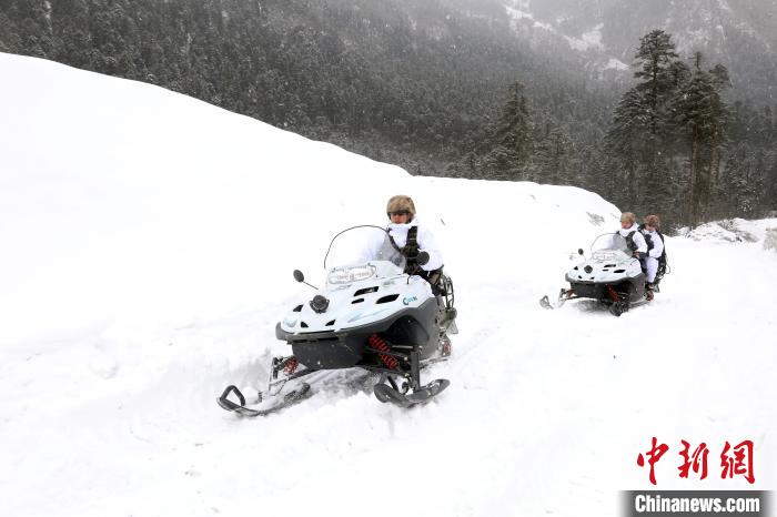 圖為雪地摩托車開路。　薛金博 攝