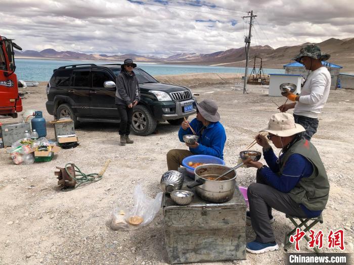 在“世界屋脊”上作業(yè)，中國科考隊員衣、食、住、行有何特色？