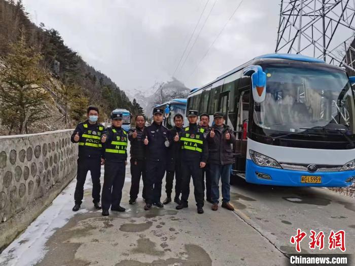 救援成功后，司機(jī)們與邊境派出所民警合影。　李建峰 攝