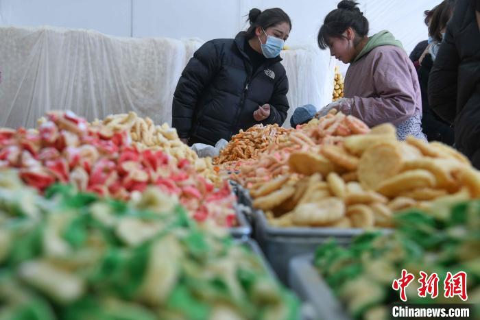 圖為拉薩市民選購(gòu)年貨“卡塞”。　貢嘎來松 攝