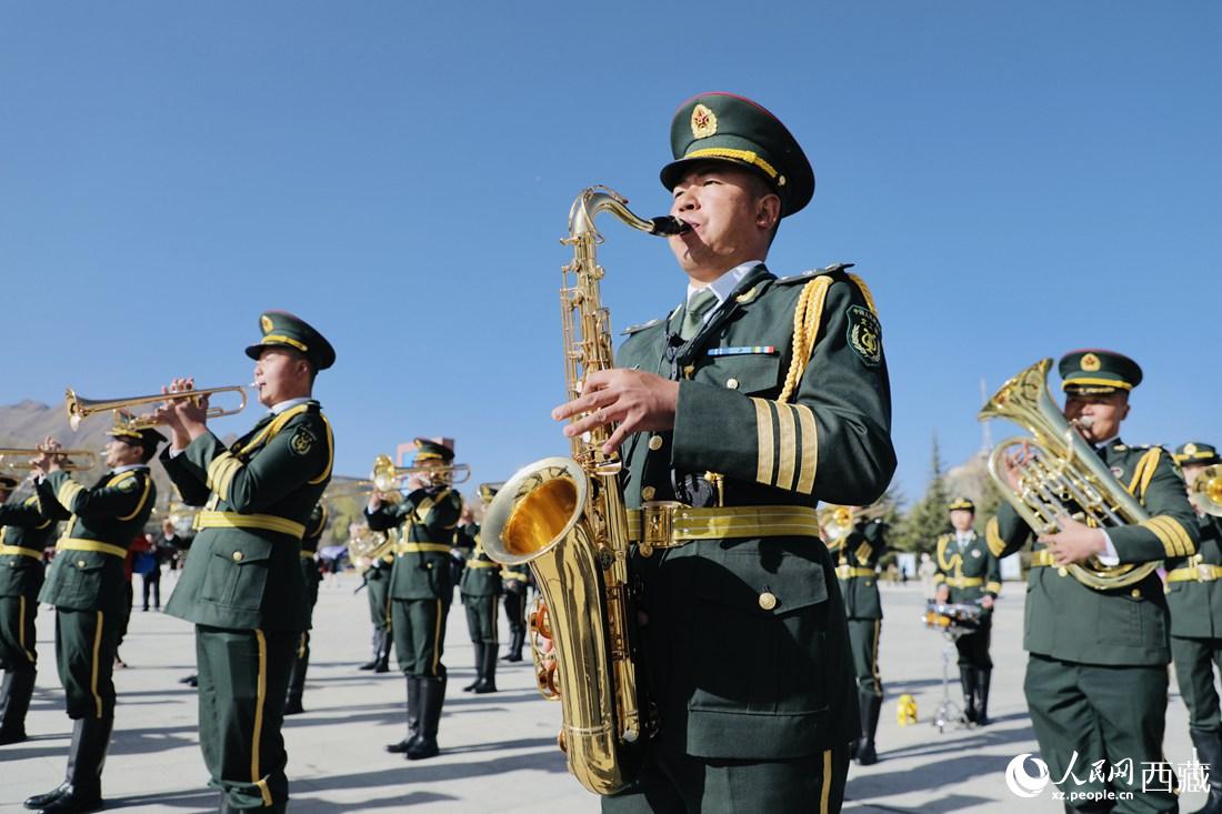 軍區(qū)文工團奏響國歌。人民網(wǎng) 次仁羅布攝