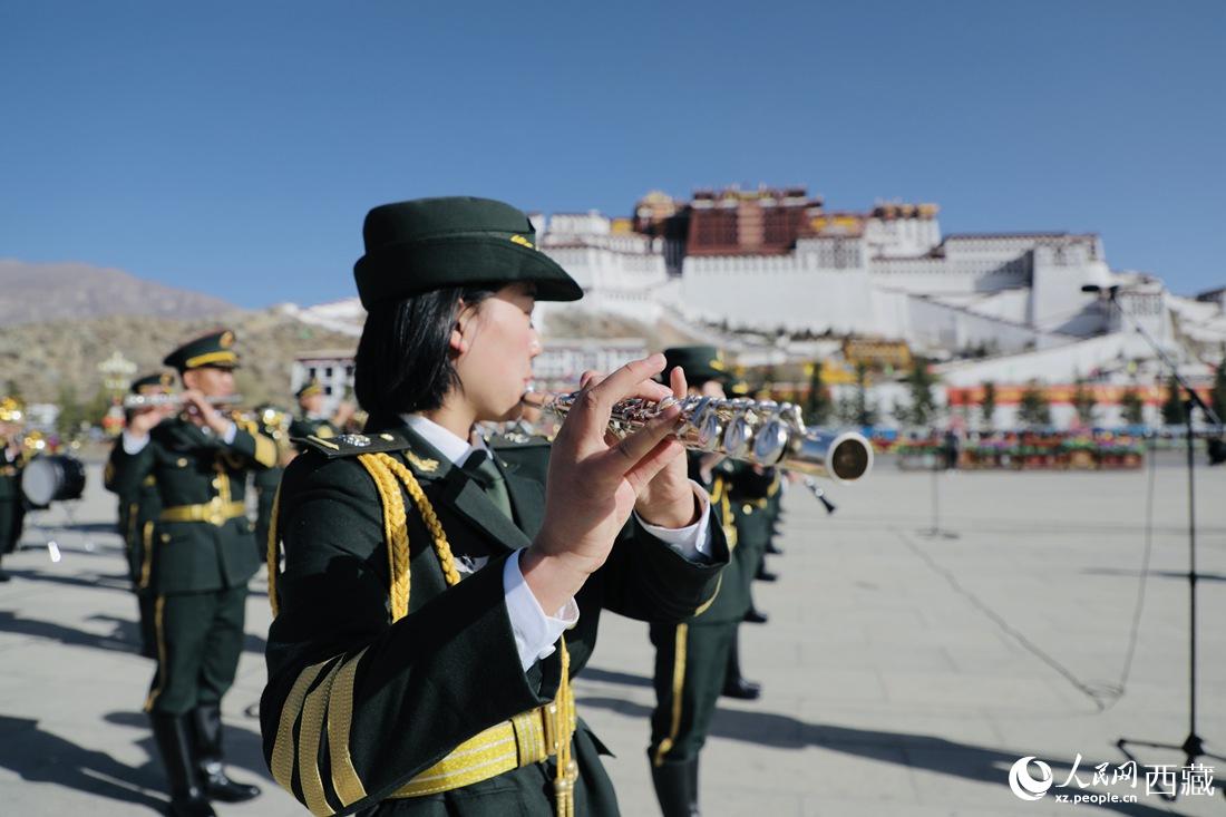 軍區(qū)文工團奏響國歌。人民網(wǎng) 次仁羅布攝