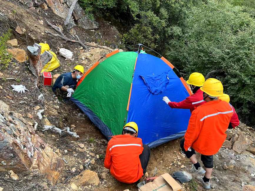 9月15日，電力施工人員正在施工點附近搭建暫居帳篷。白瑪多吉攝