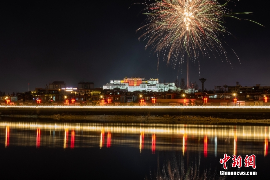 資料圖為2022年3月1日，拉薩迎來藏歷新年“古突夜”，煙花與被燈光照亮的布達(dá)拉宮交相輝映。 <a target='_blank' href='/'><p  align=