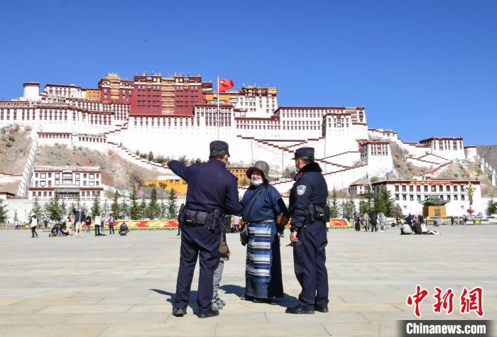 圖為1月23日，布達(dá)拉宮廣場(chǎng)派出所民警正在回答民眾咨詢。　貢嘎來松 攝