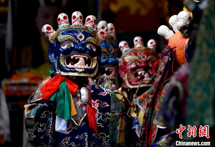 2月19日，楚布寺僧人們佩戴面具準(zhǔn)備參加跳神活動。　李林 攝