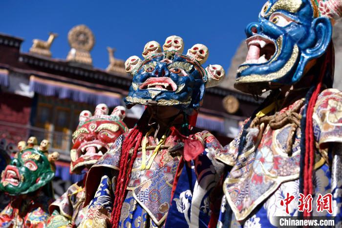 2月19日，楚布寺僧人們佩戴面具參加跳神活動。　李林 攝