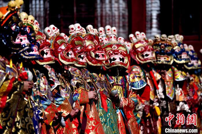 2月19日，楚布寺僧人們佩戴面具參加跳神活動。　李林 攝