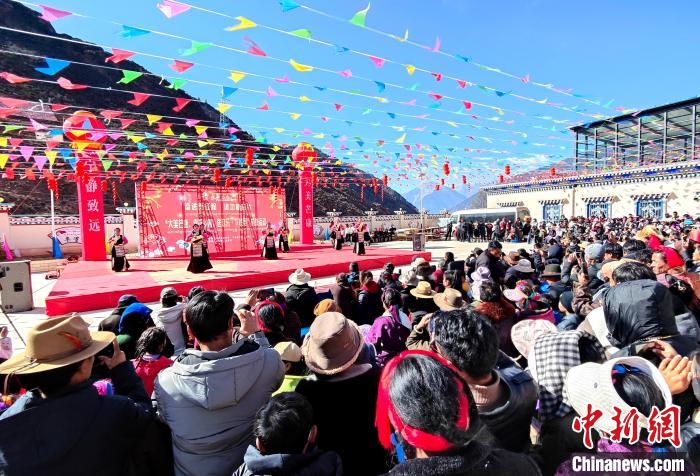 文藝活動(dòng)全景。　芒康縣委宣傳部供圖