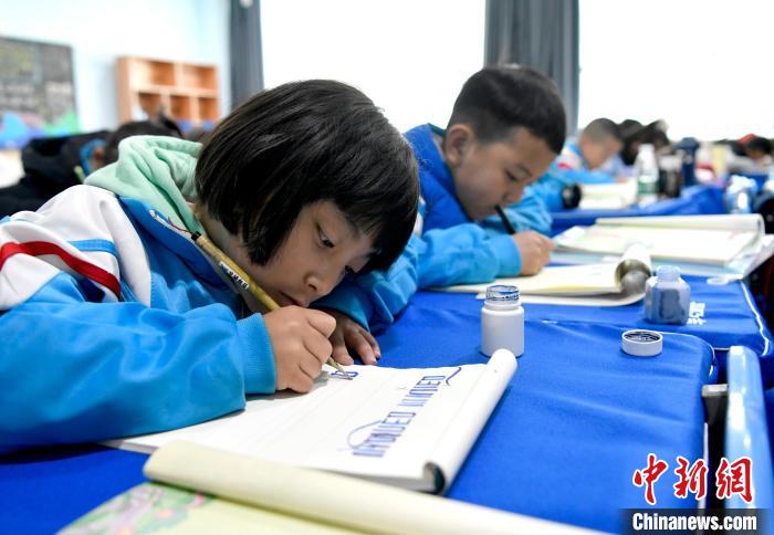 3月14日，西藏拉薩市第一小學(xué)一年級(jí)六班的學(xué)生們?cè)诓卣Z(yǔ)文課上書寫藏文。　李林 攝