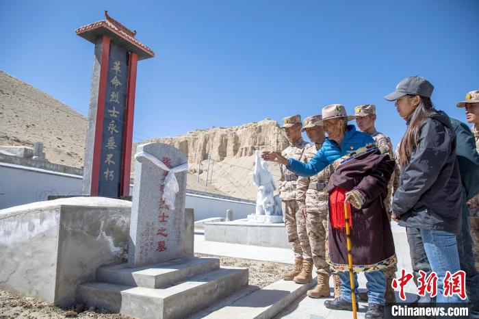 圖為在西藏阿里地區(qū)札達縣烈士陵園，82歲的次仁南杰老人為軍民代表講述新舊西藏的變化。　劉曉東 攝