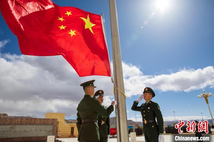 圖為在西藏阿里地區(qū)札達縣，軍民共同舉行升國旗儀式，慶祝西藏百萬農奴解放紀念日。　劉曉東 攝