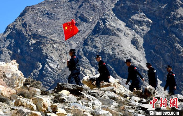 底雅邊境派出所民警夏永軍(左一)在巡邏中。　李林 攝